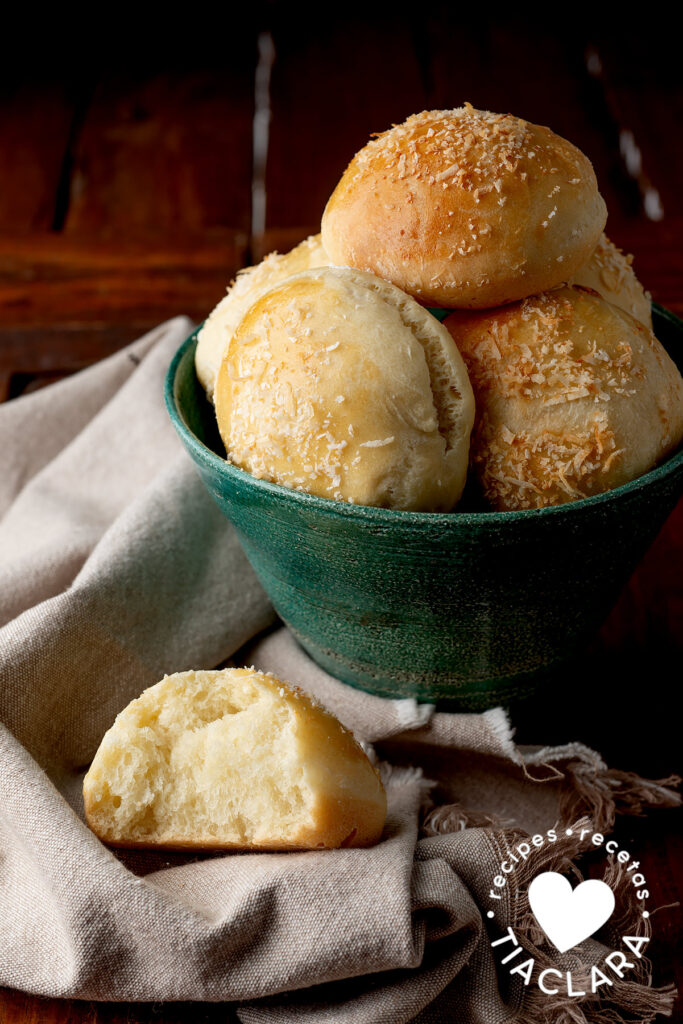 Coconut bread rolls