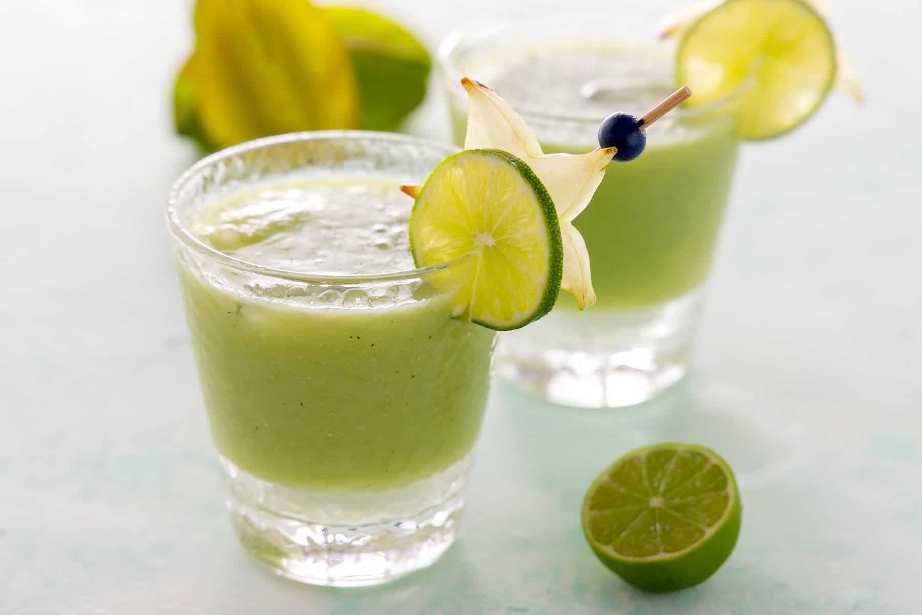Mocktail de limonada de carambola con kiwi.
