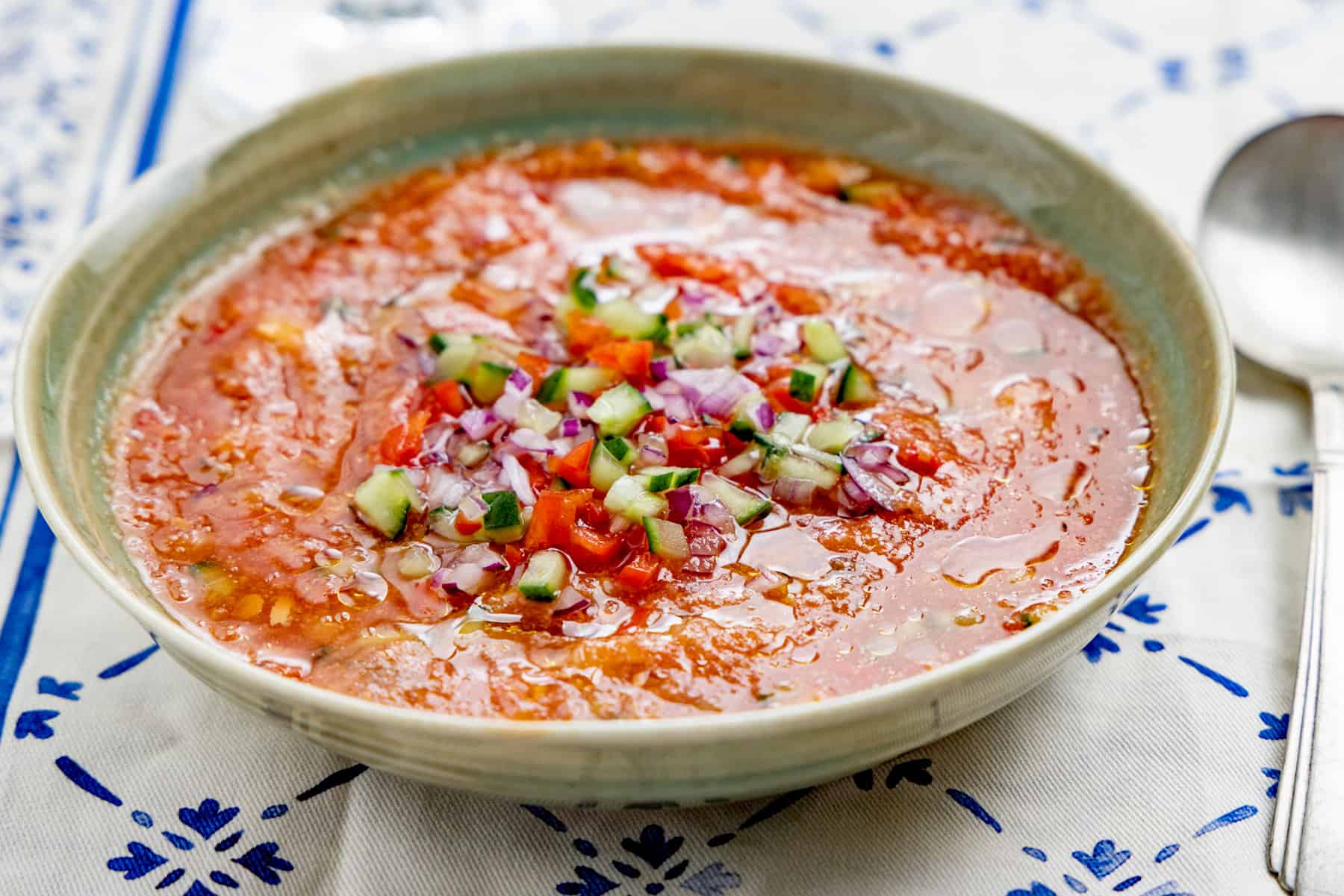 Gazpacho de pepino y tomate troceado.