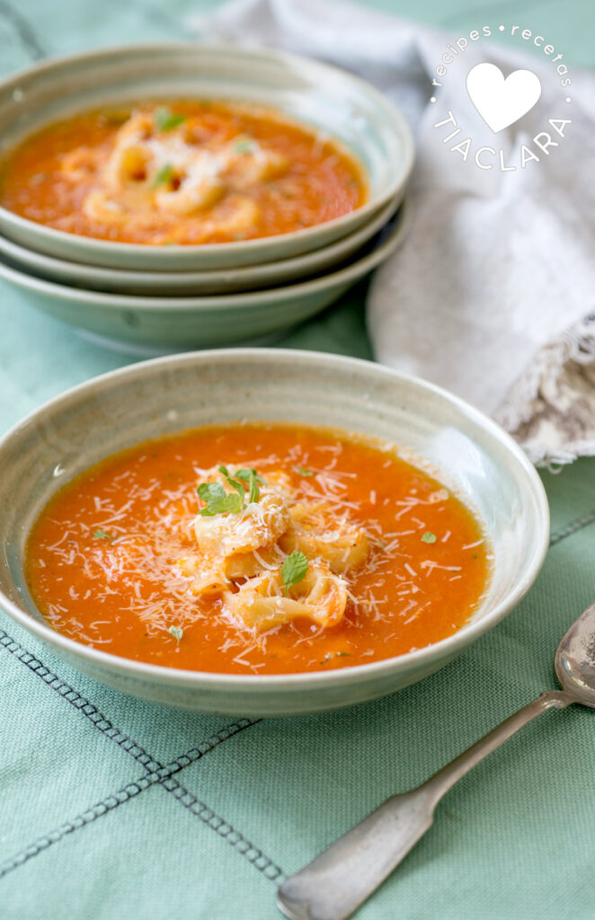 Sopa de tomate y tortellini