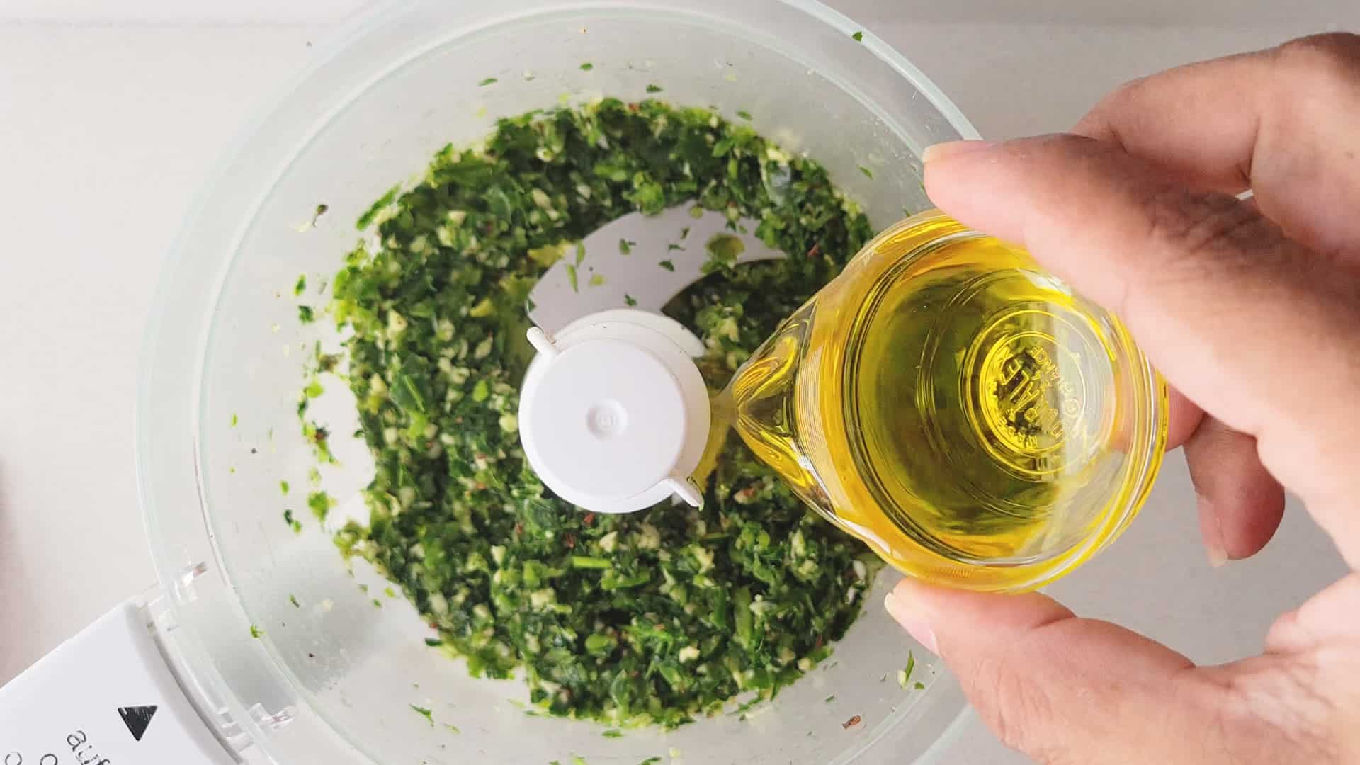 Añadir el aceite de oliva.