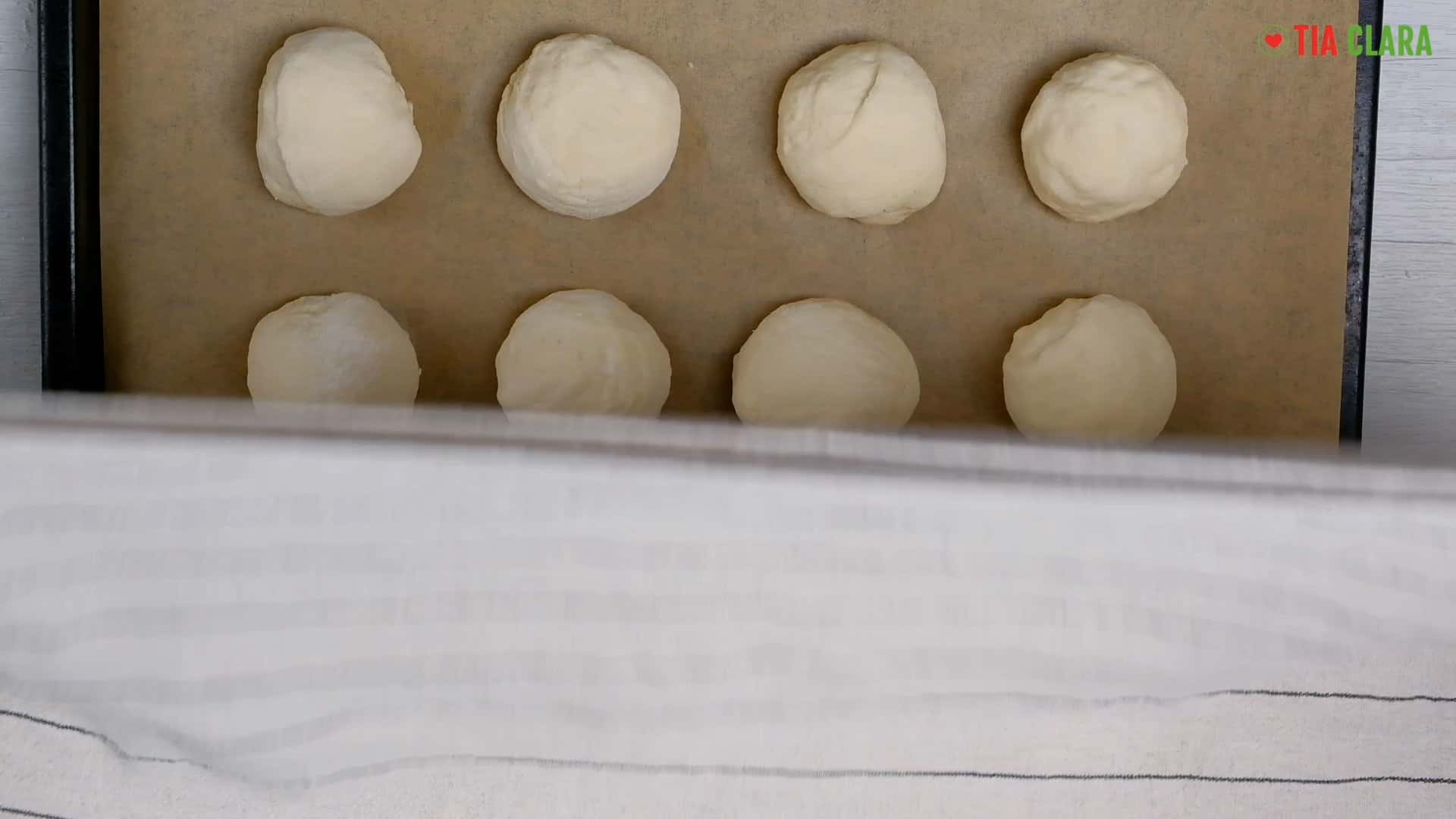 Covering the bread rolls.