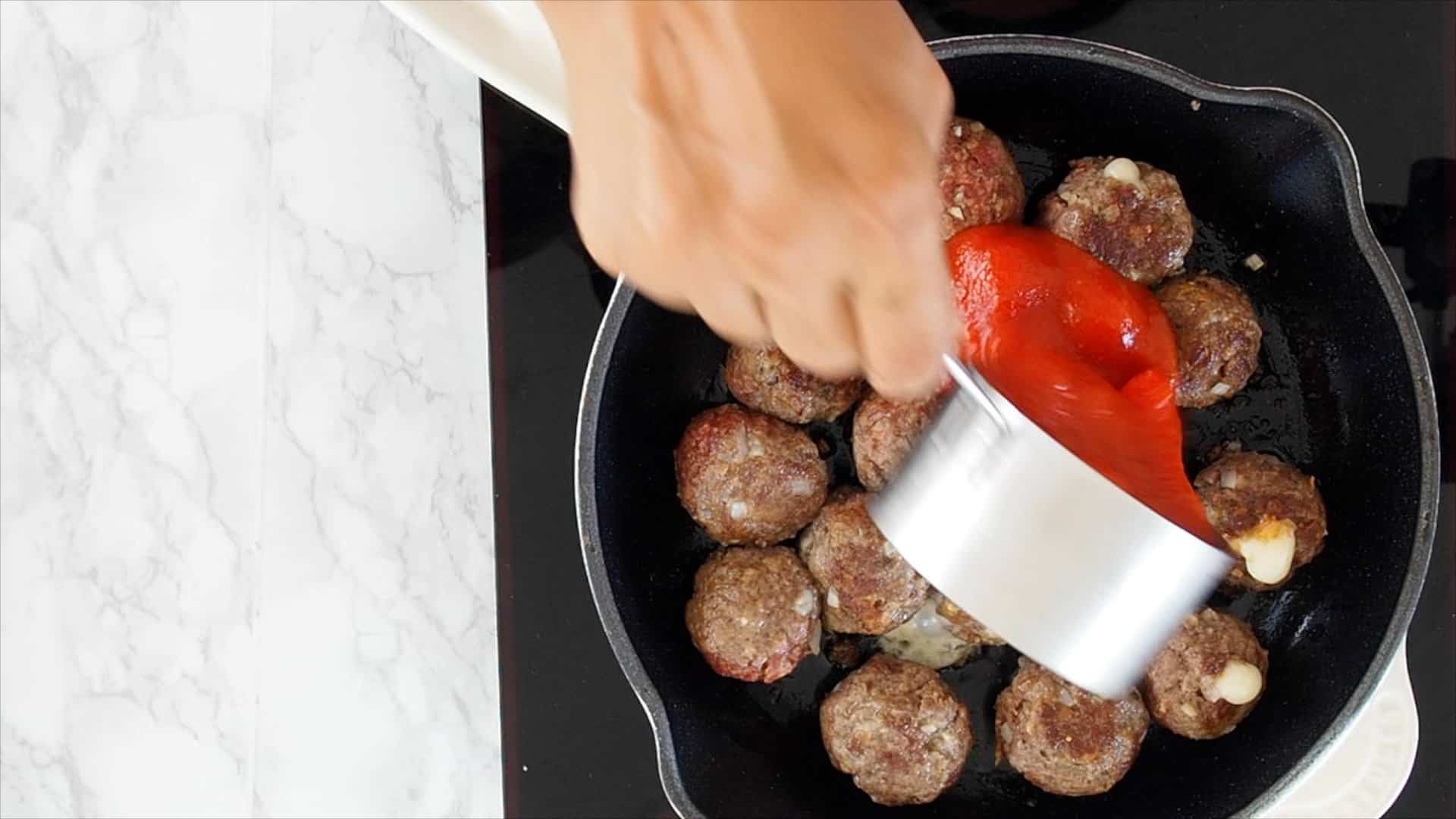 Añadiendo la salsa de tomate.