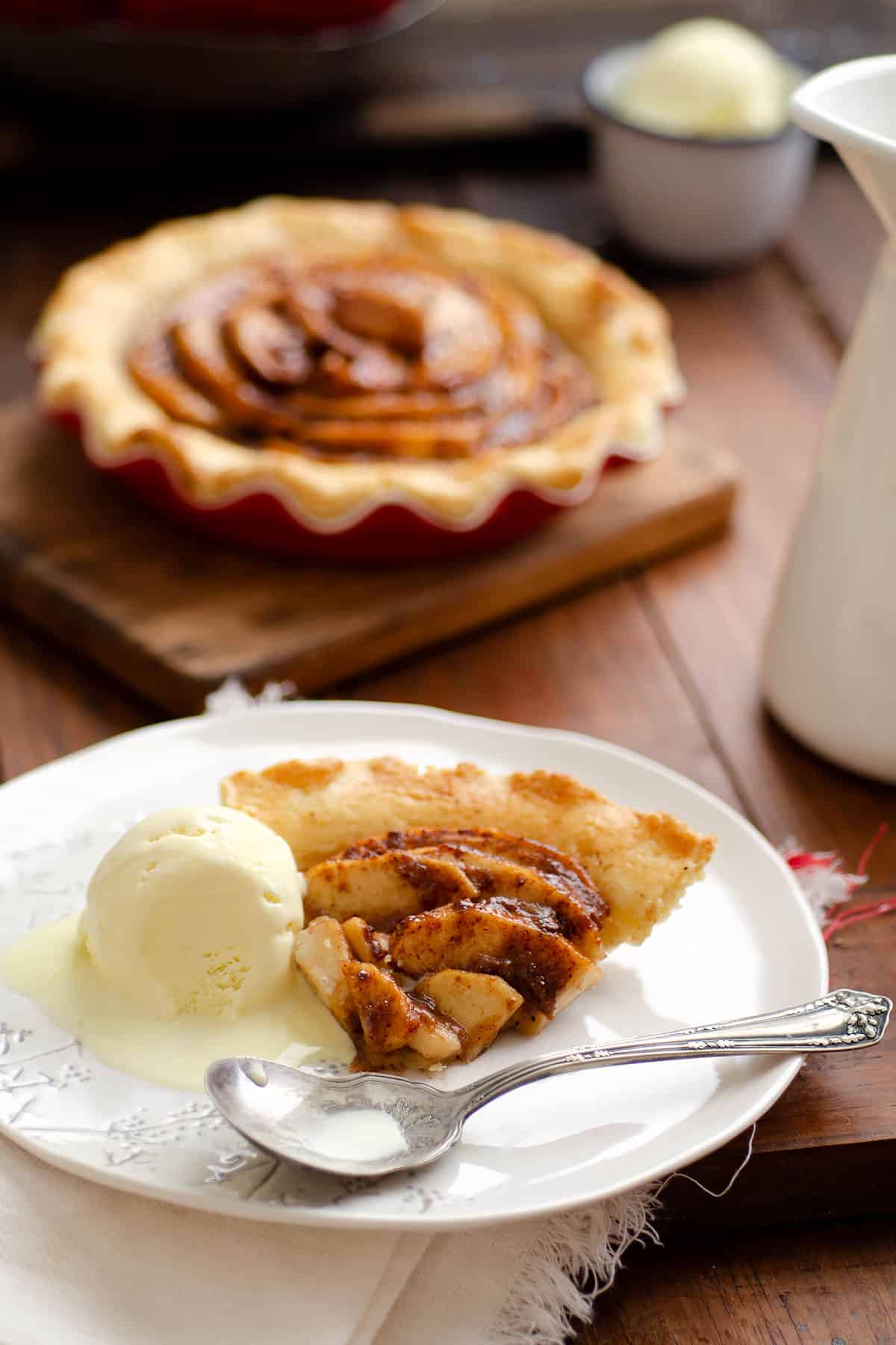 Spiced apple pie with ginger.