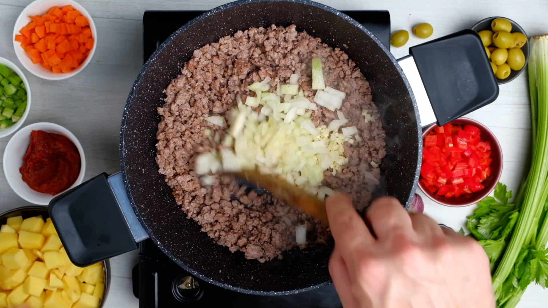 Dorando la cebolla.