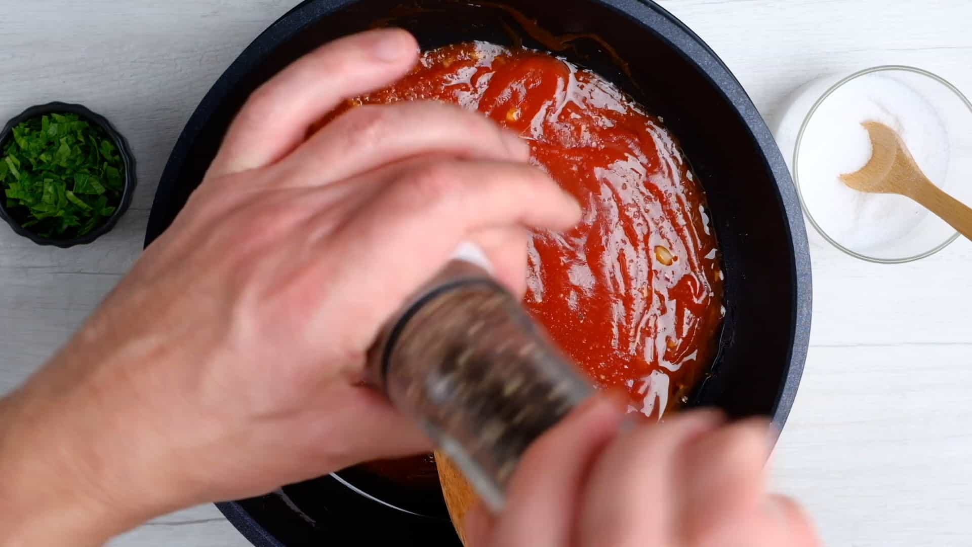 Haciendo la salsa.