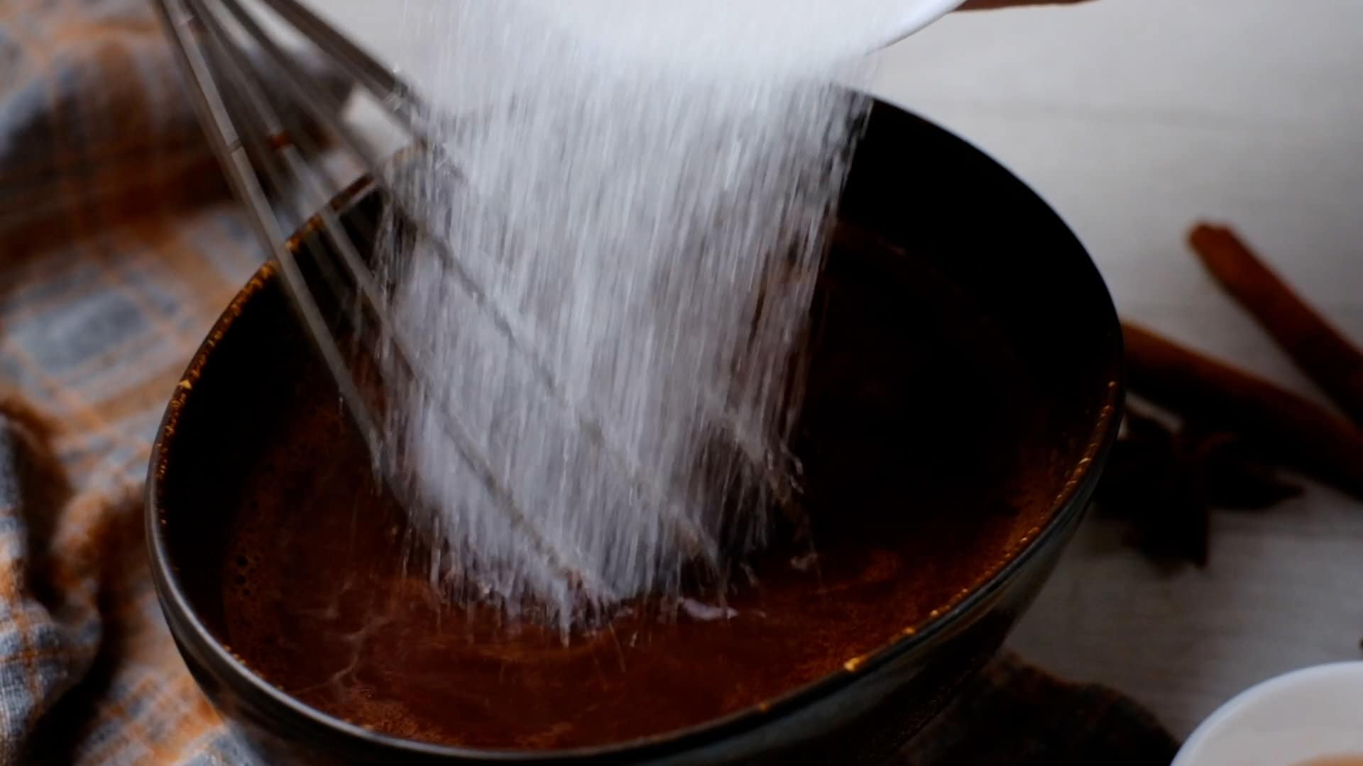 Disolviendo cocoa en polvo y azúcar.