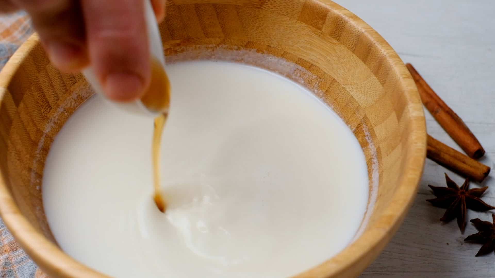 Agregando extracto de vainilla a la leche.