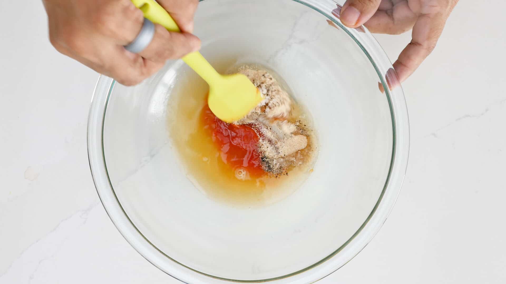Mezclar la marinada de pollo con ajo y limón.