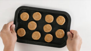 Galletas de avena sin azúcar listas para hornear.
