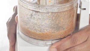 Mezclando ingredientes para galletas de avena sin azúcar.
