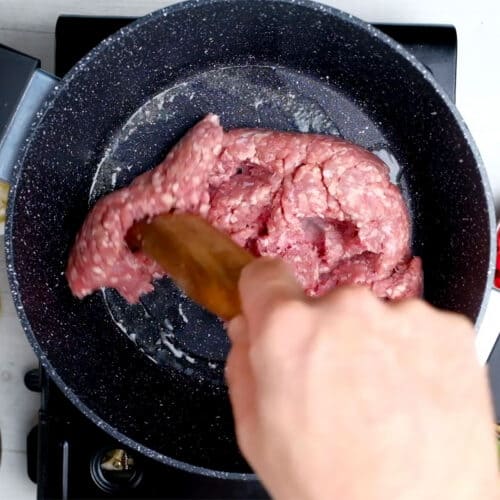 Cocinar carne molida.