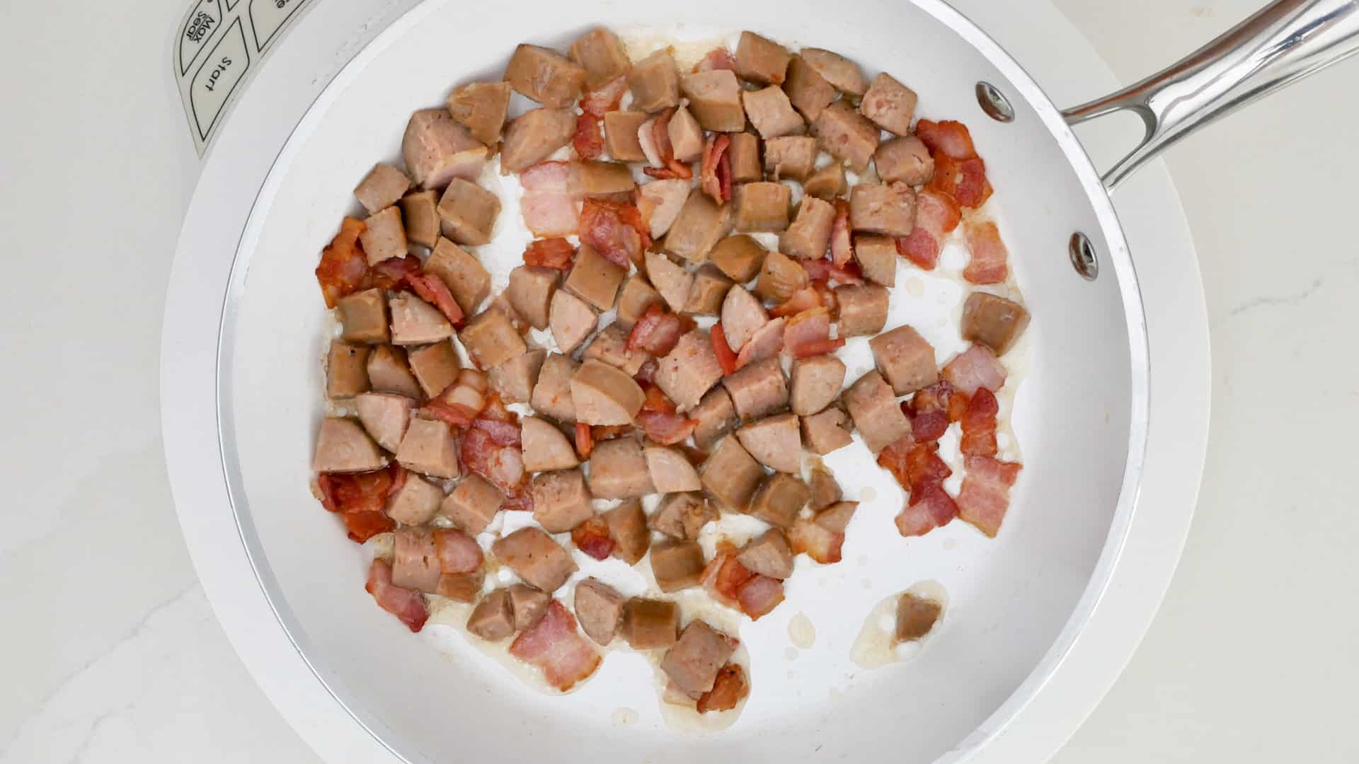Cocinar bacon y salchichas.