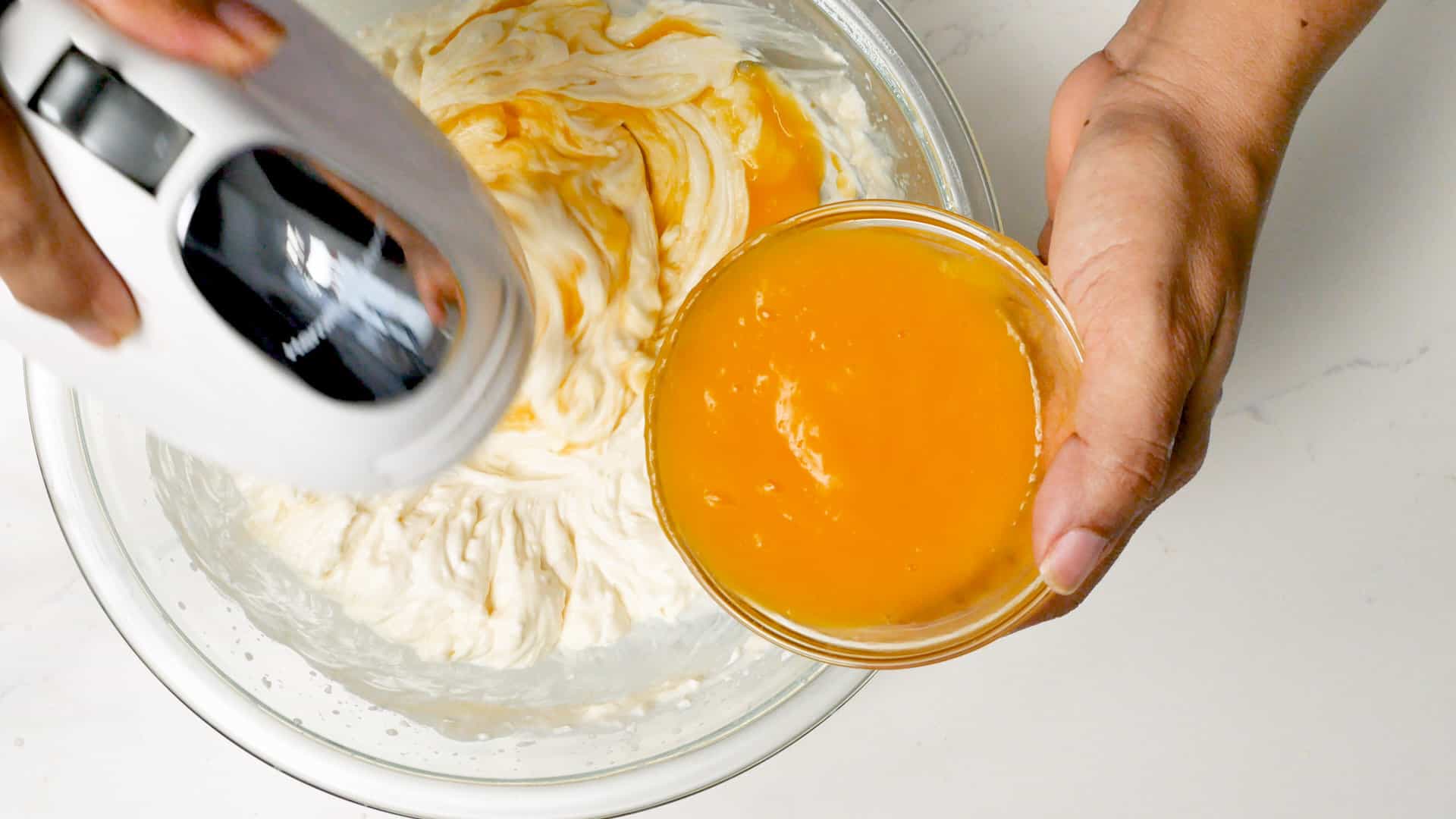 Mezclando la crema batida y el queso.