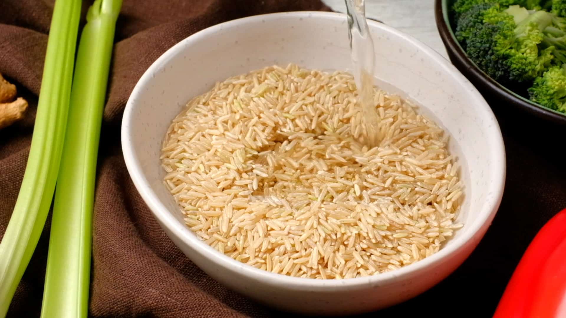 Remojando el arroz.