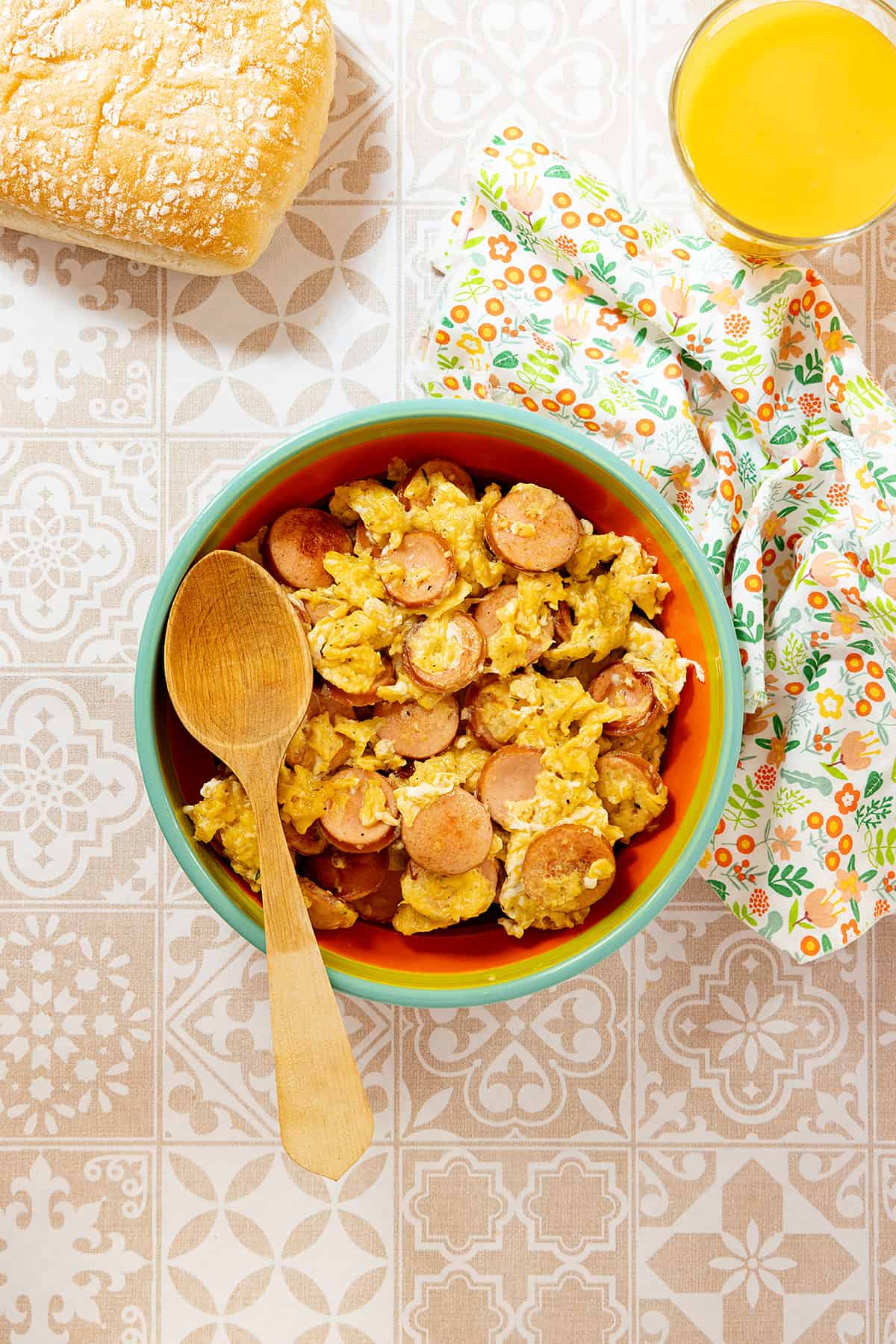 Huevos con salchicha.