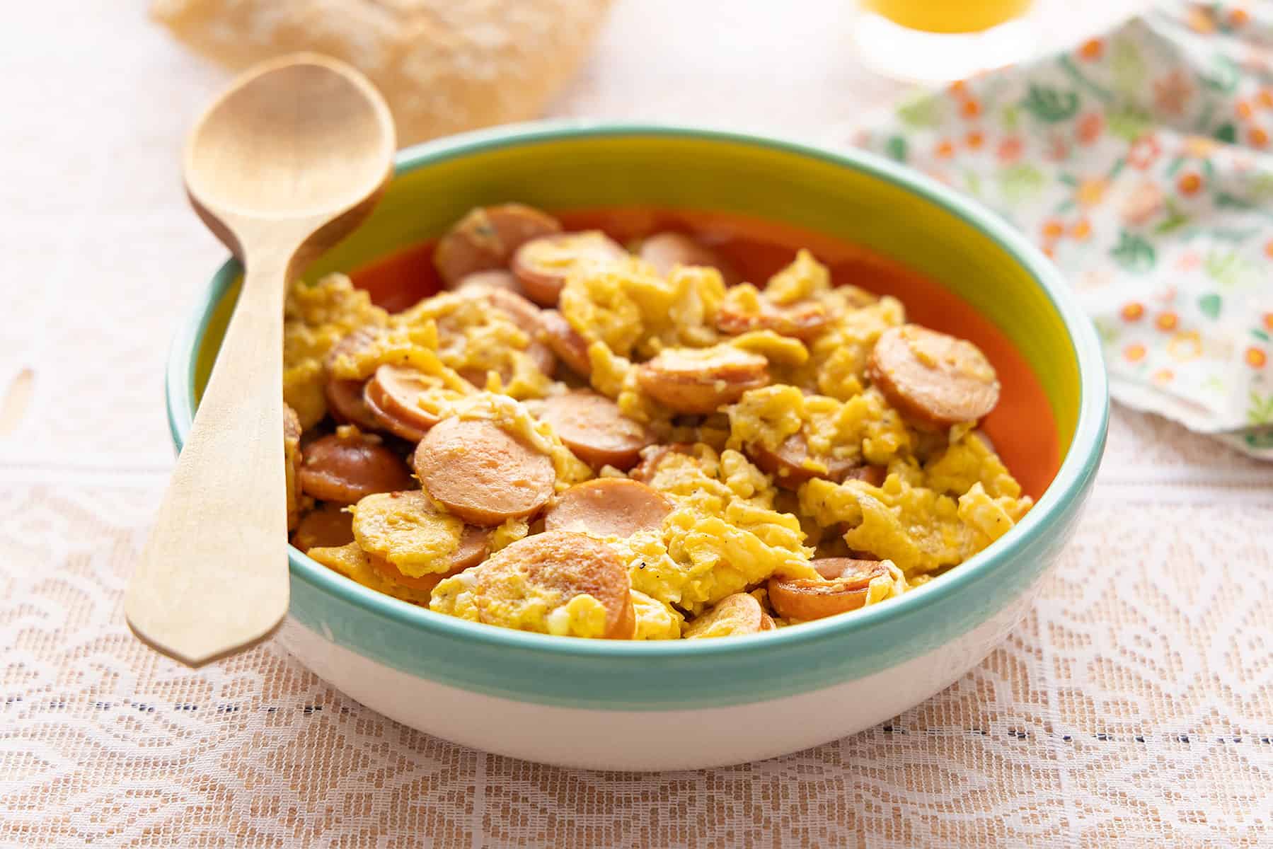 Huevos con salchicha (scrambled eggs with weenies).