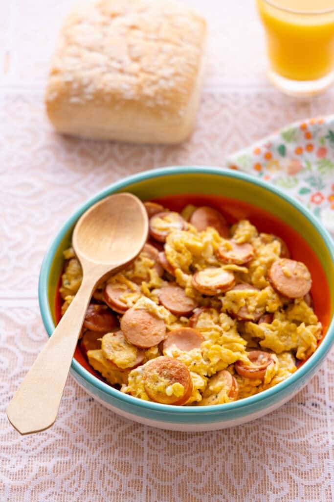 Huevos con salchicha (huevos weenies).