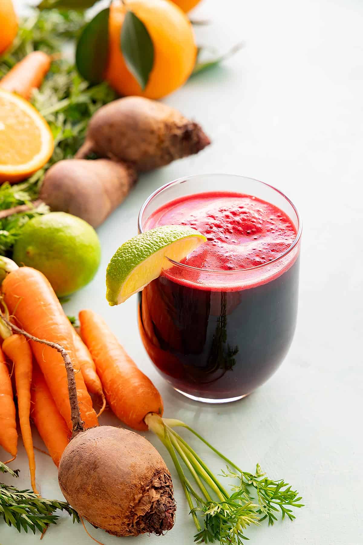 Jugo de betabel y zanahoria (jugo de remolacha, zanahoria, naranja y lim&oacute;n).