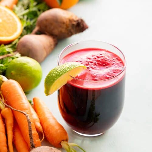 Jugo de betabel y zanahoria (jugo de remolacha, zanahoria, naranja y limón).